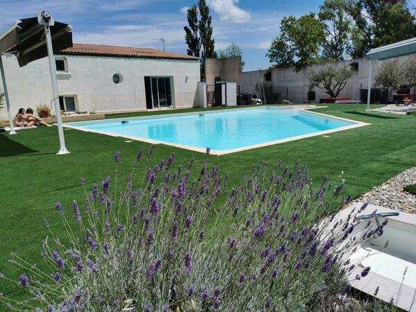 Piscine bien agréable en été - Hôtel Le Floréal